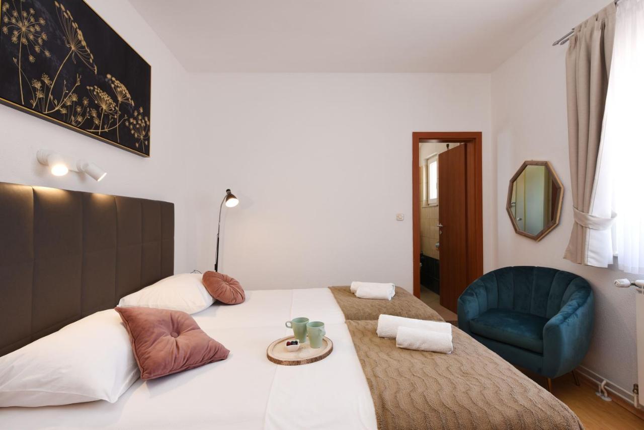 Apartments By The Sea Starigrad, Paklenica - 16421 외부 사진